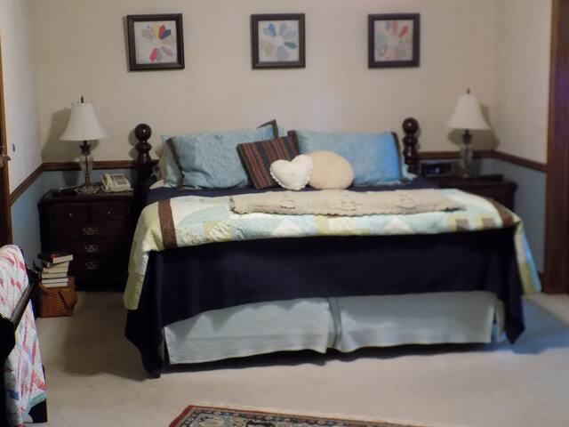 3 separate King bdrms Lakeside Close to Stillwater gallery image 4