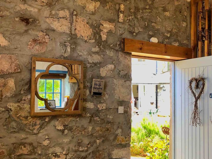 Quirky, Cosy, Romantic Cottage In Pretty Grounds - Caernarfon