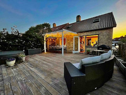 Lovely townhouse with wilderness bath and sauna.