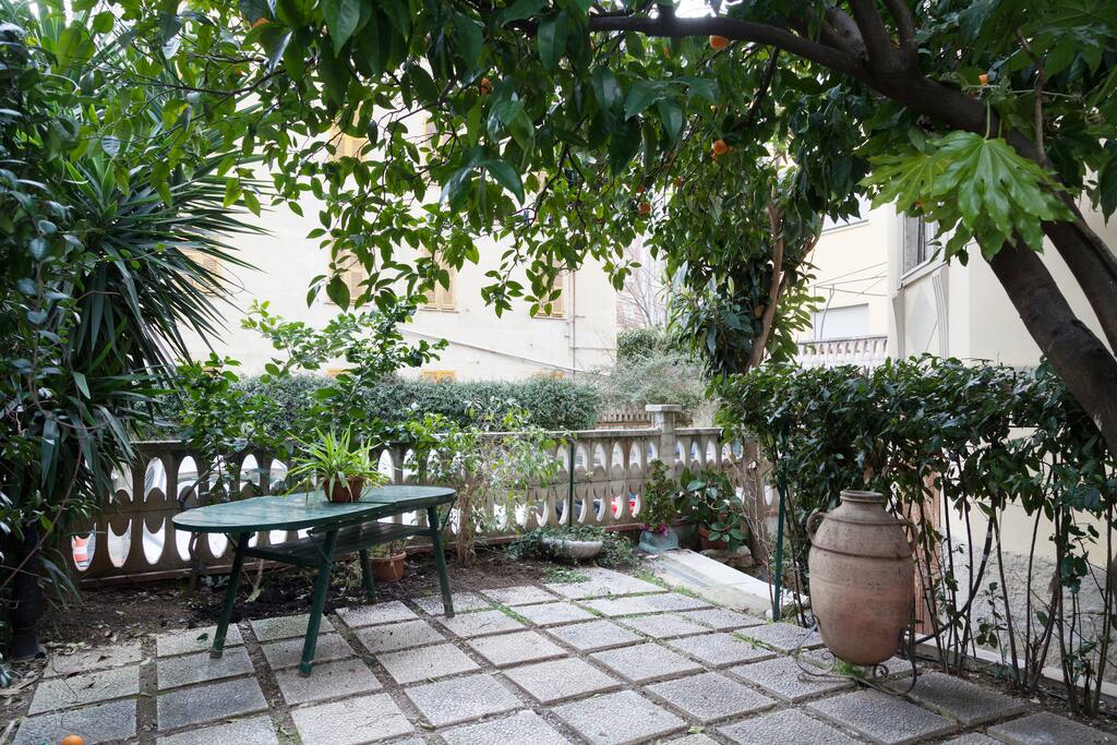 Il giardino e l'ingresso appartamento