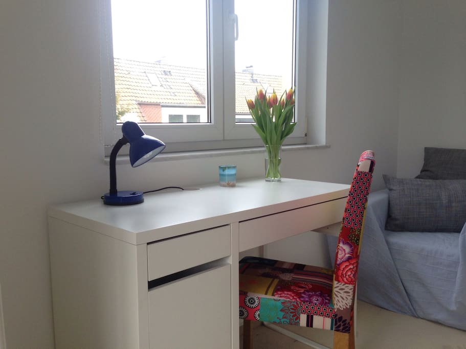 Schlafzimmer 1, Schreibtisch mit Sitzgelegenheit