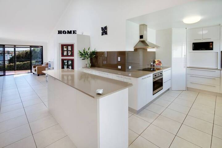 Waterfront Luxury – now available Jan- 4 night min gallery image 2