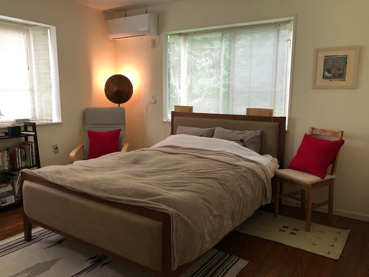 ห้องนอนเตียงคู่ด้านสนามหลักชั้นบนตื่นขึ้นมาพร้อมเสียงนกร้องในตอนเช้า