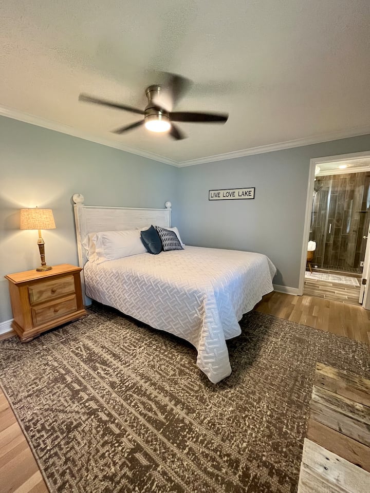 Esta es la segunda suite principal. Tiene un nuevo colchón tamaño king. Está ubicado en el nivel principal. Tiene un baño completo adjunto. El cuarto de baño tiene una hermosa ducha de azulejos. 