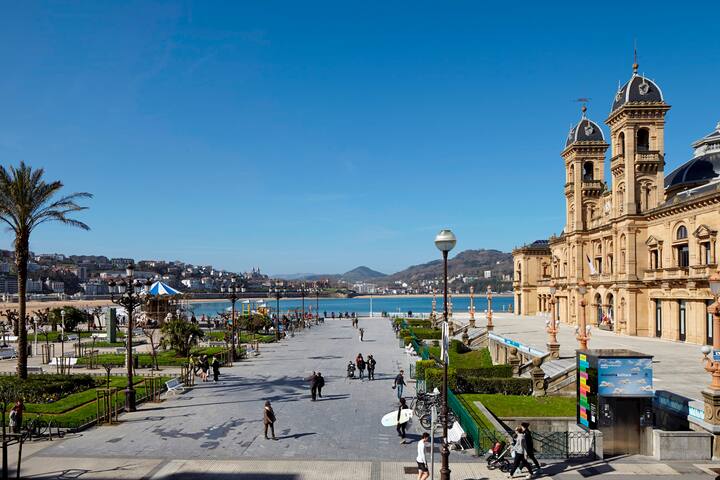 Playa de La Concha 4 by FeelFree Rentals gallery image 4