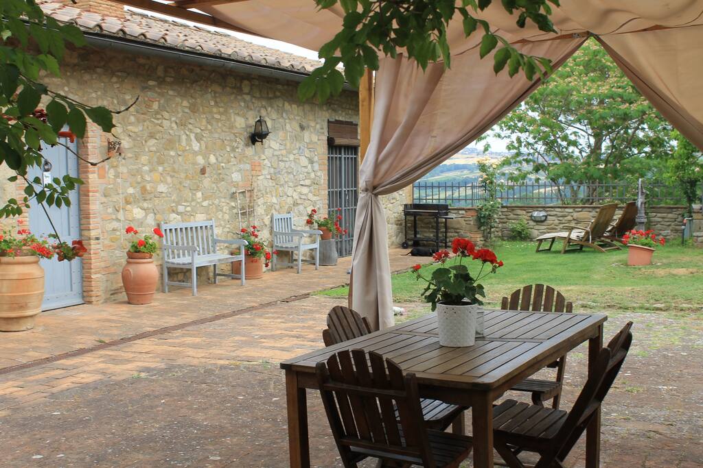 Qui in estate servo la colazione.
Here I serve breakfast in summer.