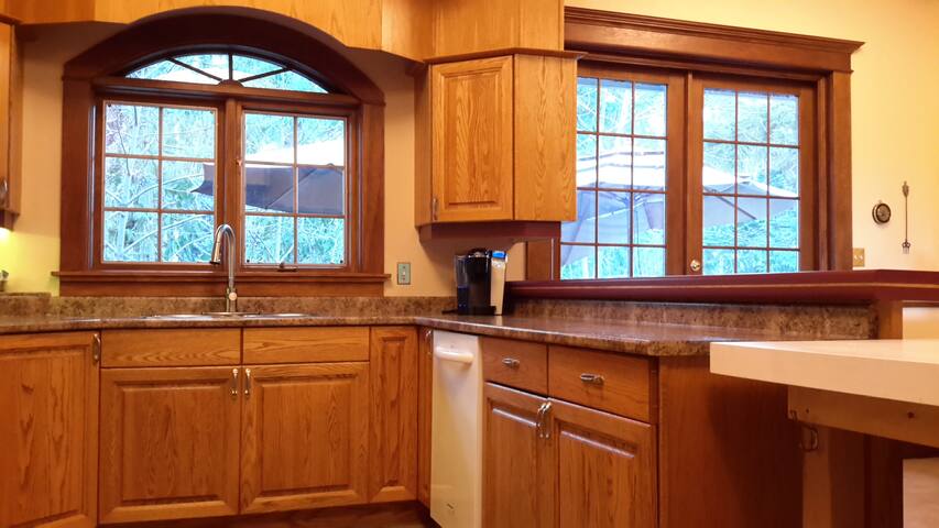 Family Ocean View Victorian Executive Swartz Bay gallery image 5