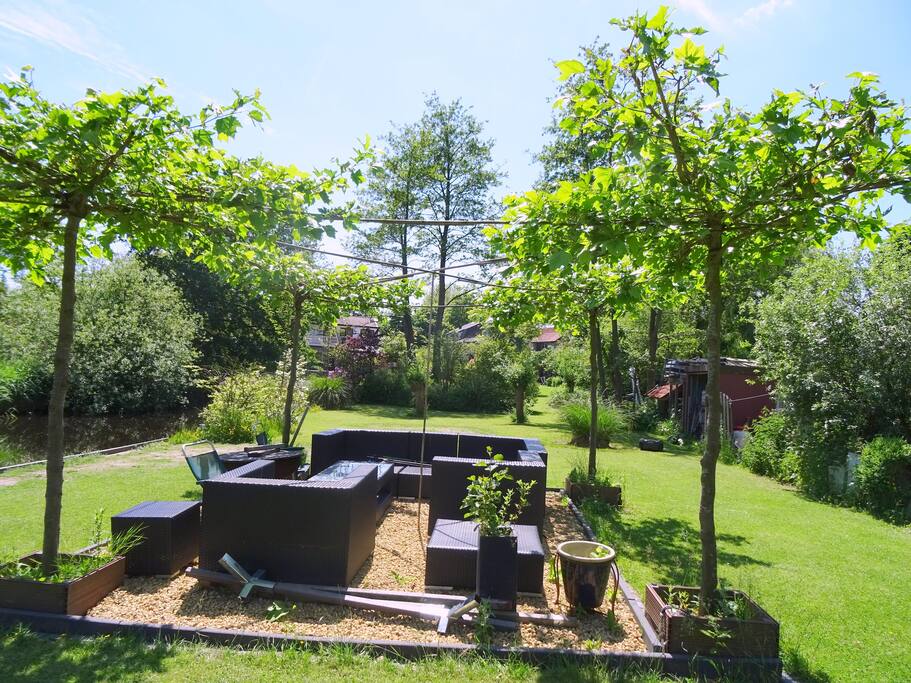 in the back of the garden another place to relax of nature and next to the water (currently without furniture!)