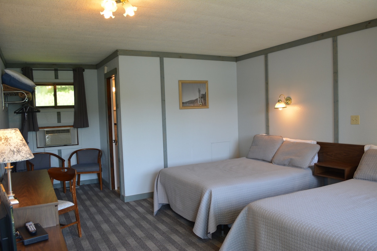 Chata 2: Spálňa s manželskou posteľou/s manželskou posteľou (obe dvojlôžkové/plné spálne sú takmer rovnaké)