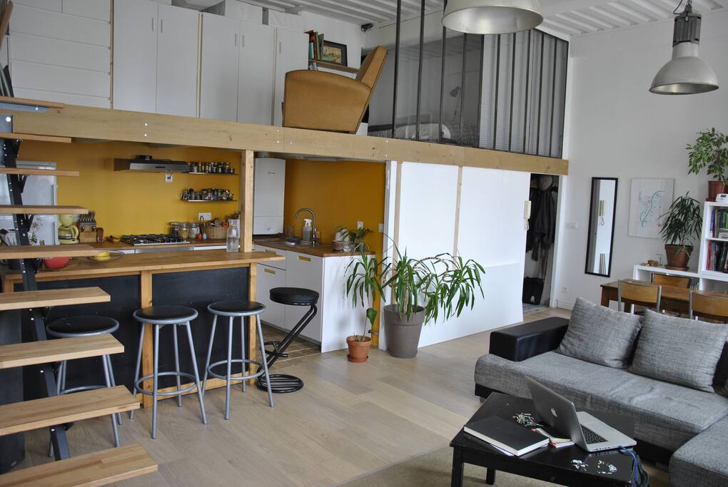 Chambre sur la mezzanine séparé par une verrière