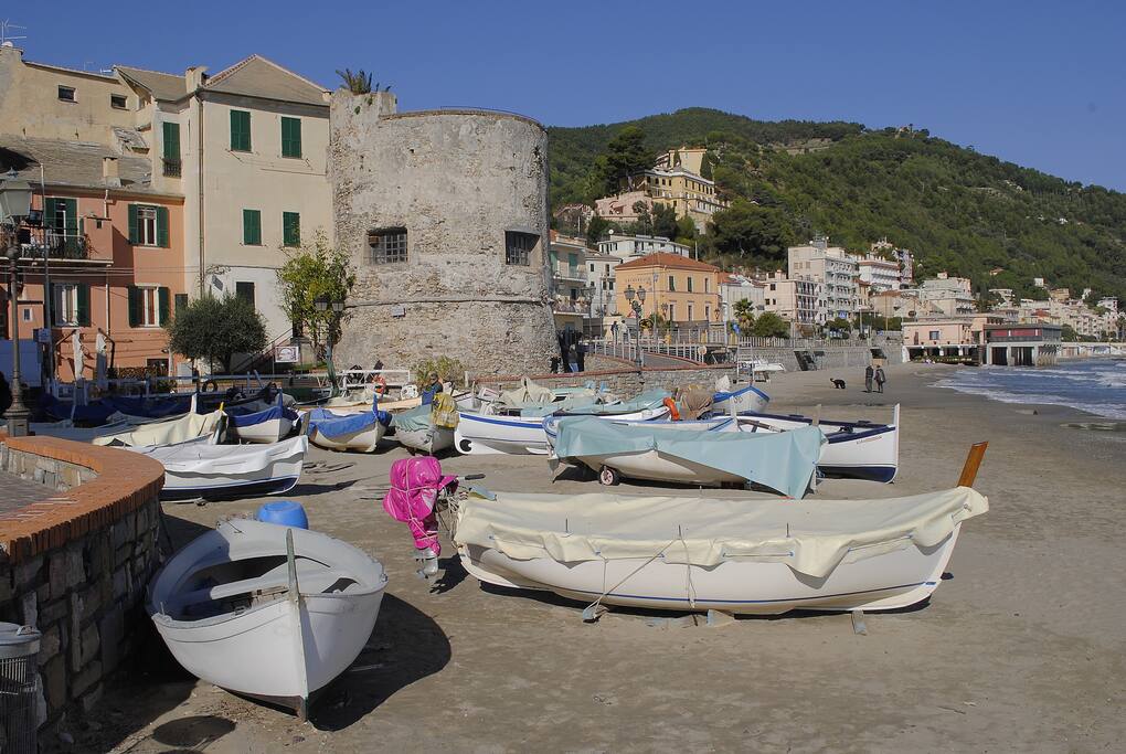 Torre Saracena e porticciolo di Laigueglia