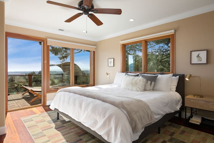 ห้องนอนใหญ่มีเตียงขนาดคิงไซส์ระเบียงและห้องน้ำในตัว