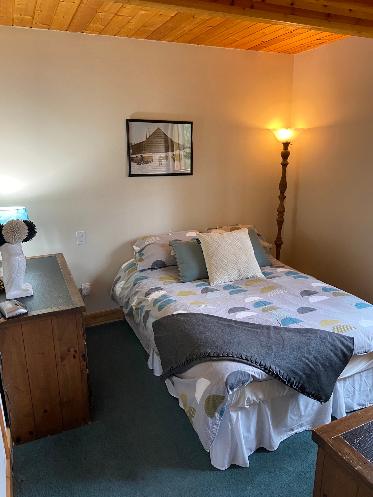 غرفة نوم في الطابق الرئيسي بسرير مزدوج ومكتب.