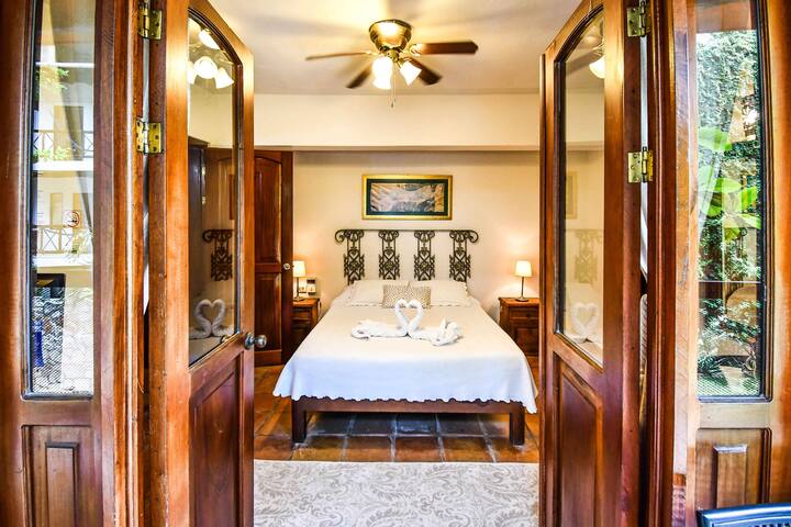 THE ADORED room/ Center 5th Av/ 2 min to the beach