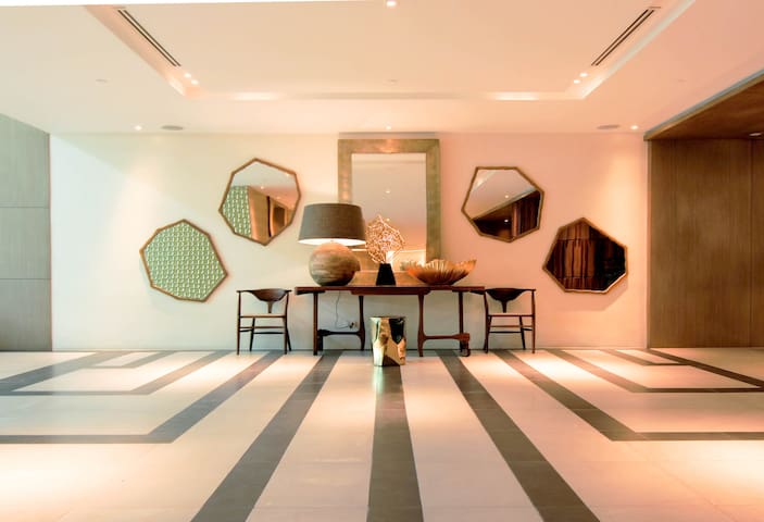 Acqua Suite!  Near Rockwell / NETFLIX