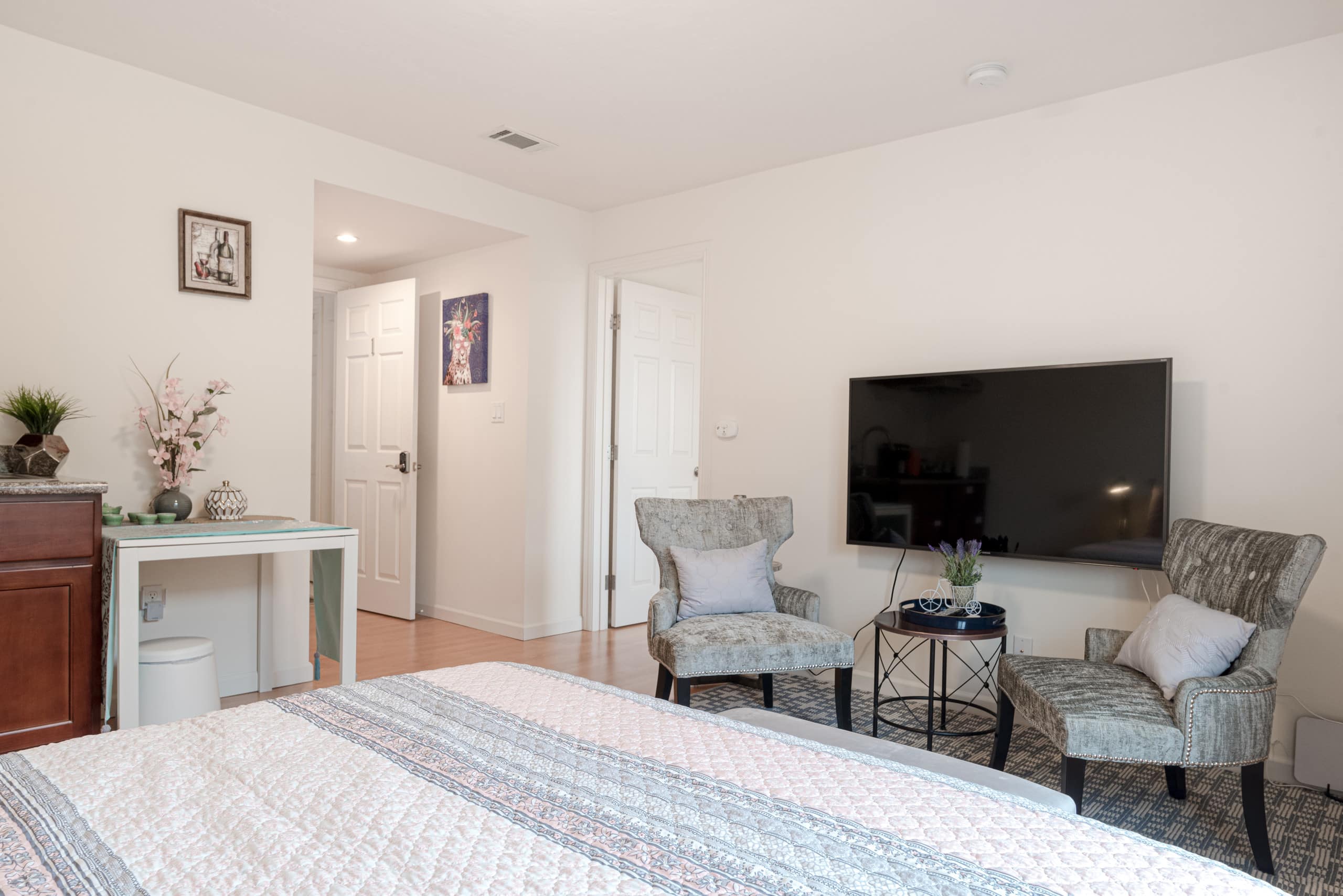 Relaxed 3B/2Ba Home with Private Parking - Image 25