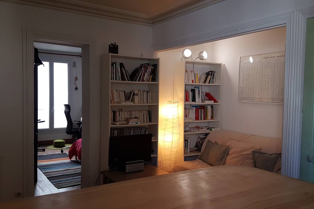 Salon avec canapé lit