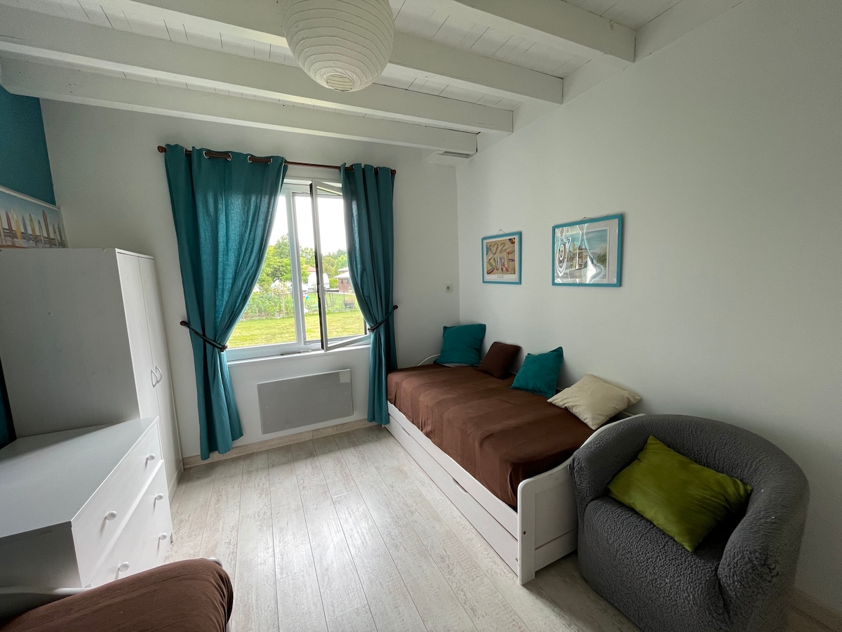 Საძინებელი 2 ბავშვი: 2 საწოლი 90x 190 სმ-ში.