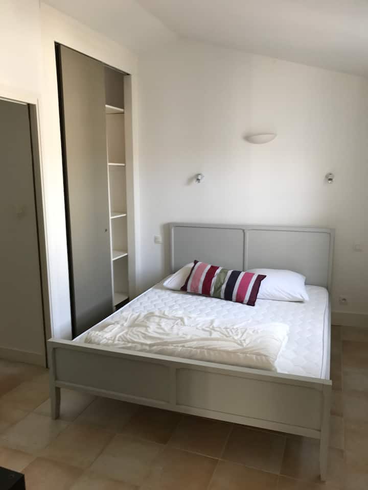 Habitación doble con cuarto de baño y aseo