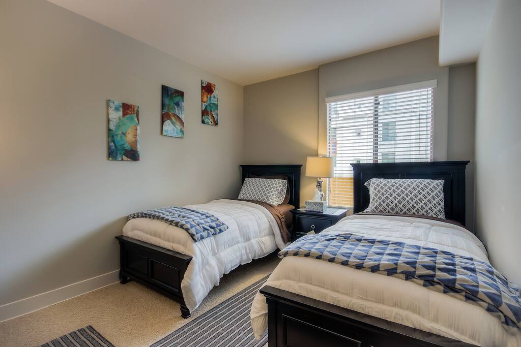 (2) Individual beds in the guest bedroom