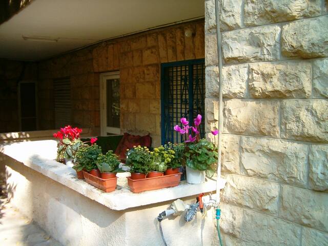 Quaint, quiet private room near Old City . (Cool)