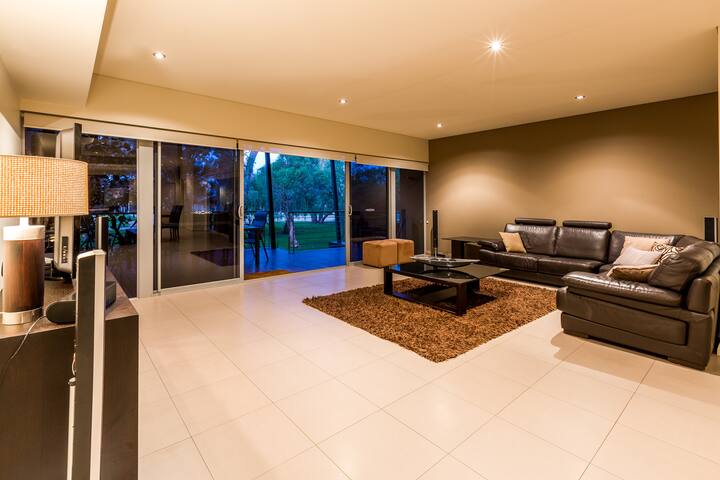 Dunsborough 4 bed 3.5 bathroom Resort Apartment gallery image 4