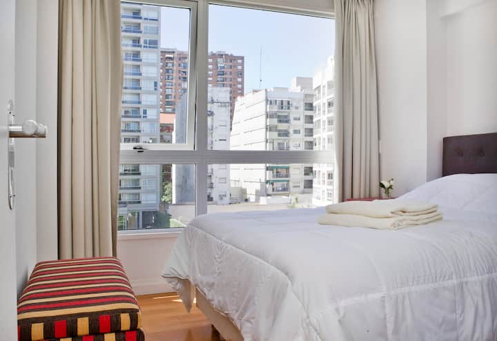 تحتوي غرفة النوم الثانية على سرير متوسط الحجم يمكن فصله إلى سريرين مفردين