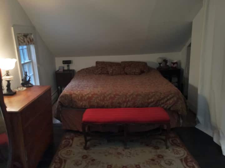 غرفة نوم رئيسية في الطابق العلوي بسرير مؤقت مريح للغاية بحجم كينغ