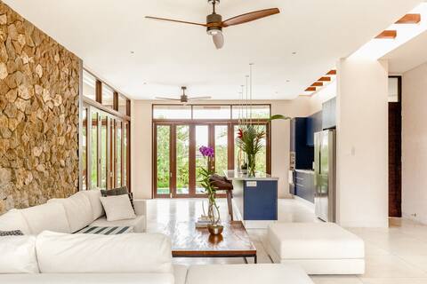 Spacious and Luxury Modern Villa with Huge Garden and Pool