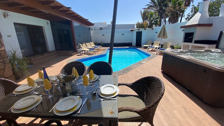 A Stylish Boutique Villa In Prime Location - Puerto del Carmen