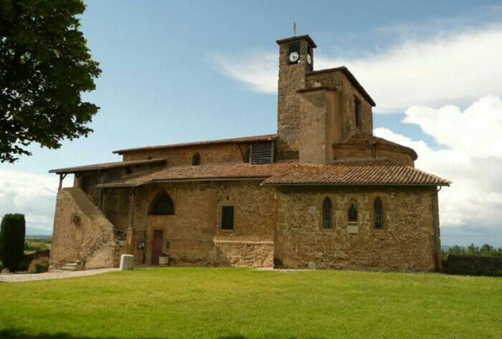 Eglise au centre du village,