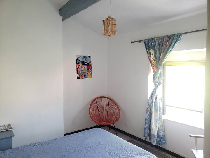 غرفة هادئة بسرير مزدوج يطل على حديقة هادئة جميلة