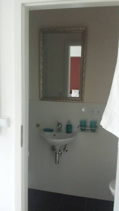 Kleines,helles Bad mit Dusche