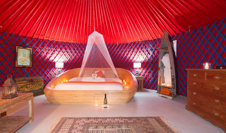 In deze luxe yurt slaapkamer