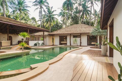 ★ Rare 10 bedrooms, 2 villas, 2 pools & Shala ★
