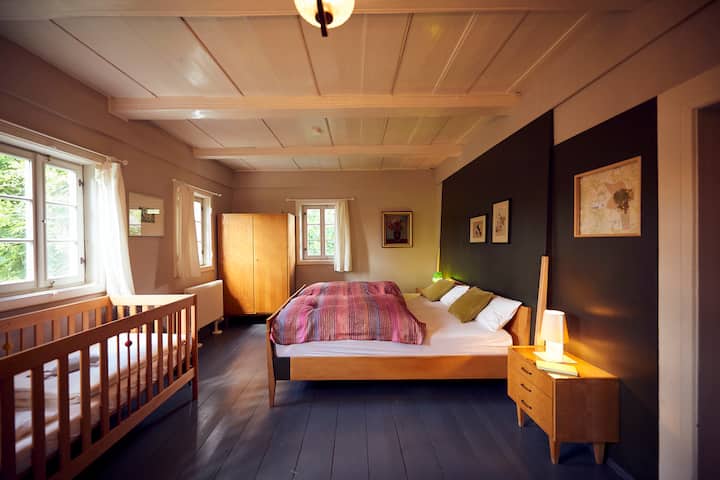 Chumba kikubwa cha kulala kwenye ghorofa ya juu na kitanda cha watu wawili na sentimita 140x70