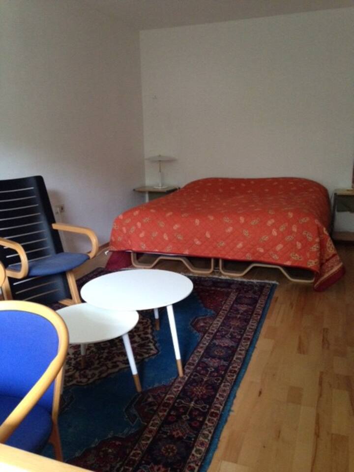 Schlafzimmer mit Sitzecke