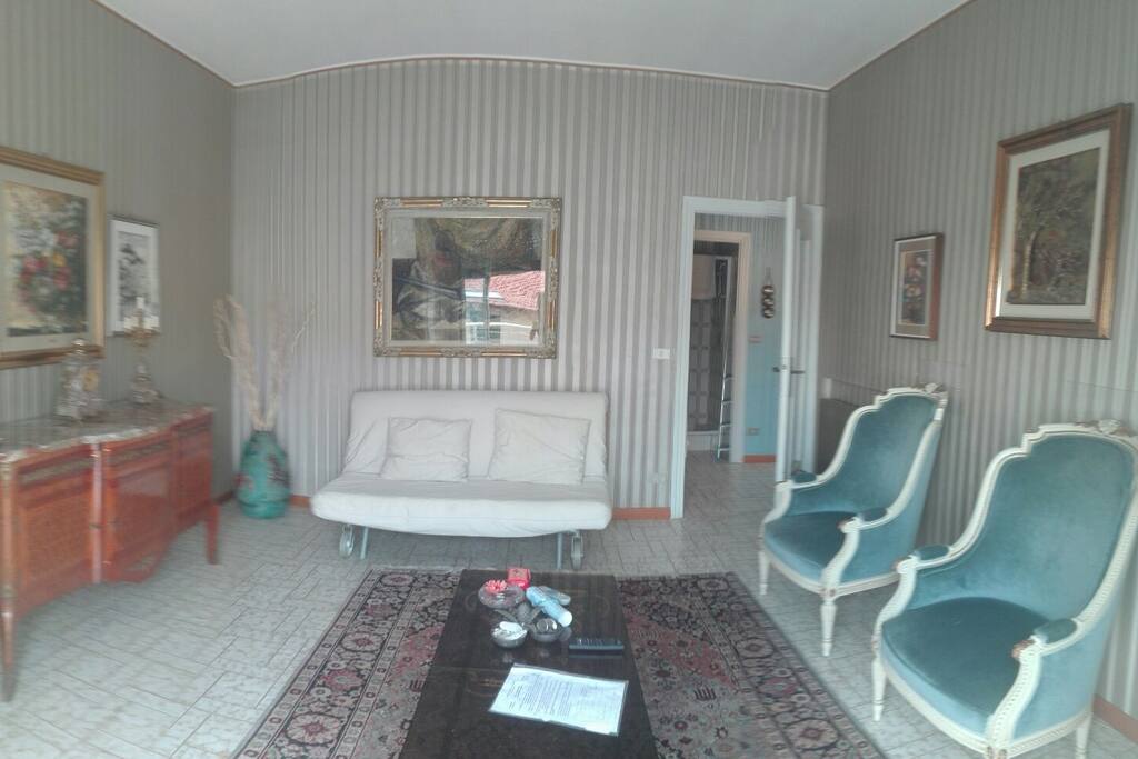 Soggiorno con divano letto con doghe in legno (Foto 2)