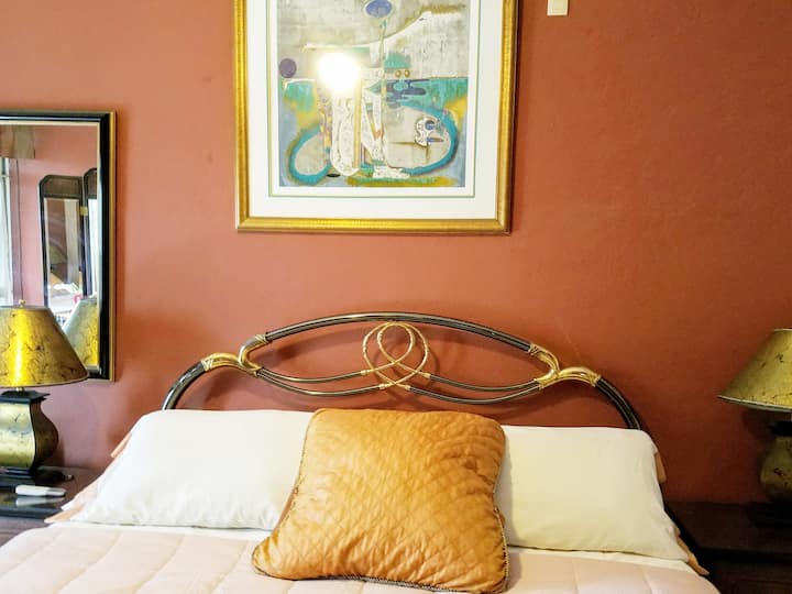 1 camera da letto; camera da letto matrimoniale grande. Cuscini soffici con biancheria di buona qualità su un materasso comodo. Arte raffinata e terrazza con vista sull'oceano 