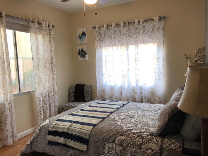 楼下卧室配有标准双人床。