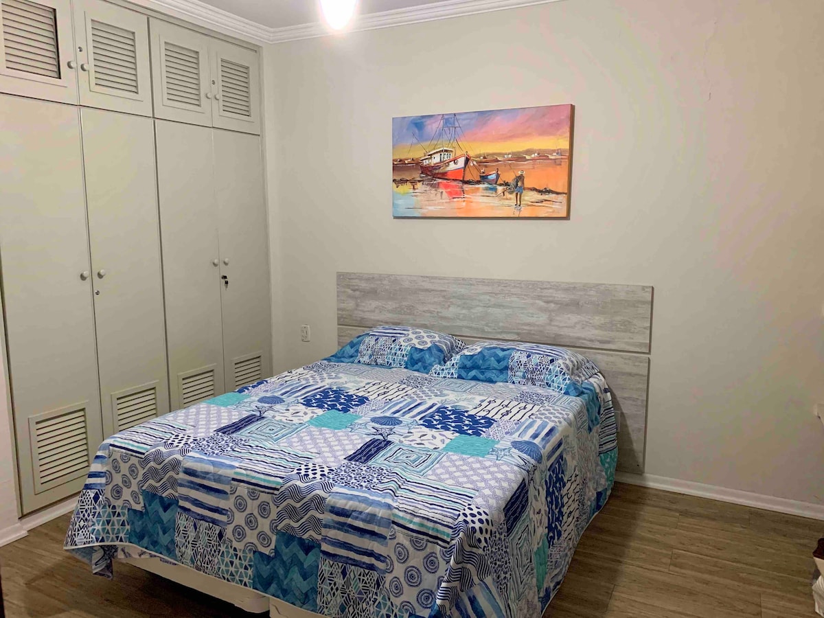 Slaapkamer in de eigen badkamer.