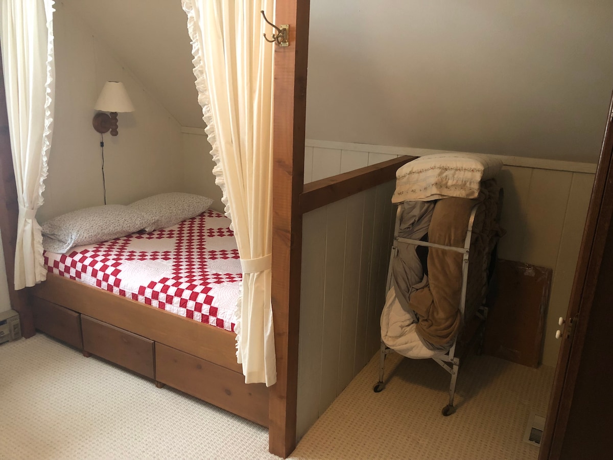 Druhá strana spálne s 3 lôžkami v plnej veľkosti a rozkladacím dvojlôžkom