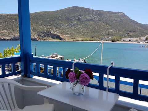 Beachfront studio apartment with incredible views
