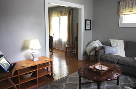 Artist's Cottage - Whole House with One Bedroom