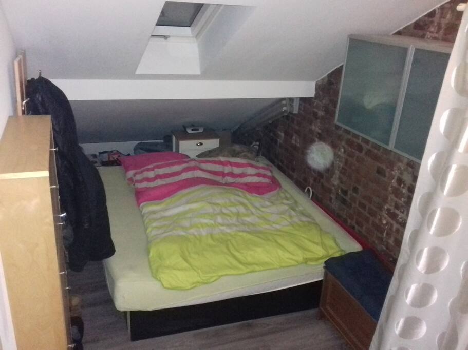 Schlafzimmer mit eine Seite Wasserbett(beheizbar), andere Seite Matratze