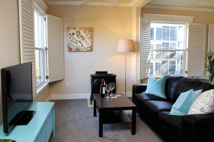 Comfortable Hip Downtown Loft - Portland, OR