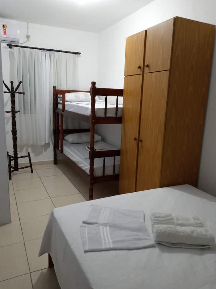 Soba s bračnim krevetom i krevetom na kat.