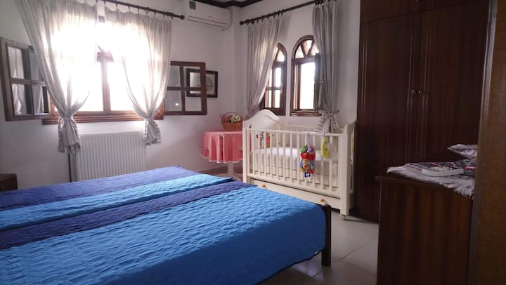 PRIMERA HABITACIÓN (CUNA INCLUIDA).