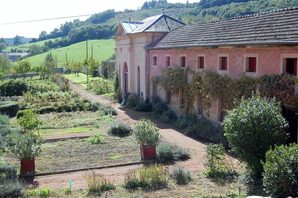 Vue sur le jardin potager depuis les chambres et la cuisine