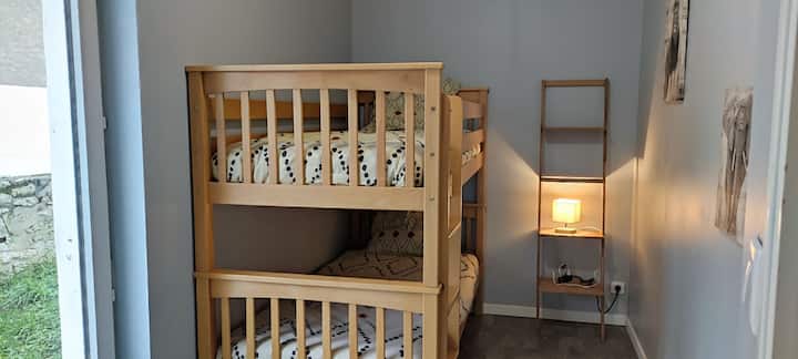 Kitanda cha ghorofa ya chumba cha kulala kwenye ghorofa ya chini 